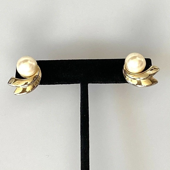 TAT Swirl design gold tone faux pearl stud earrings Signed - Picture 3 of 12